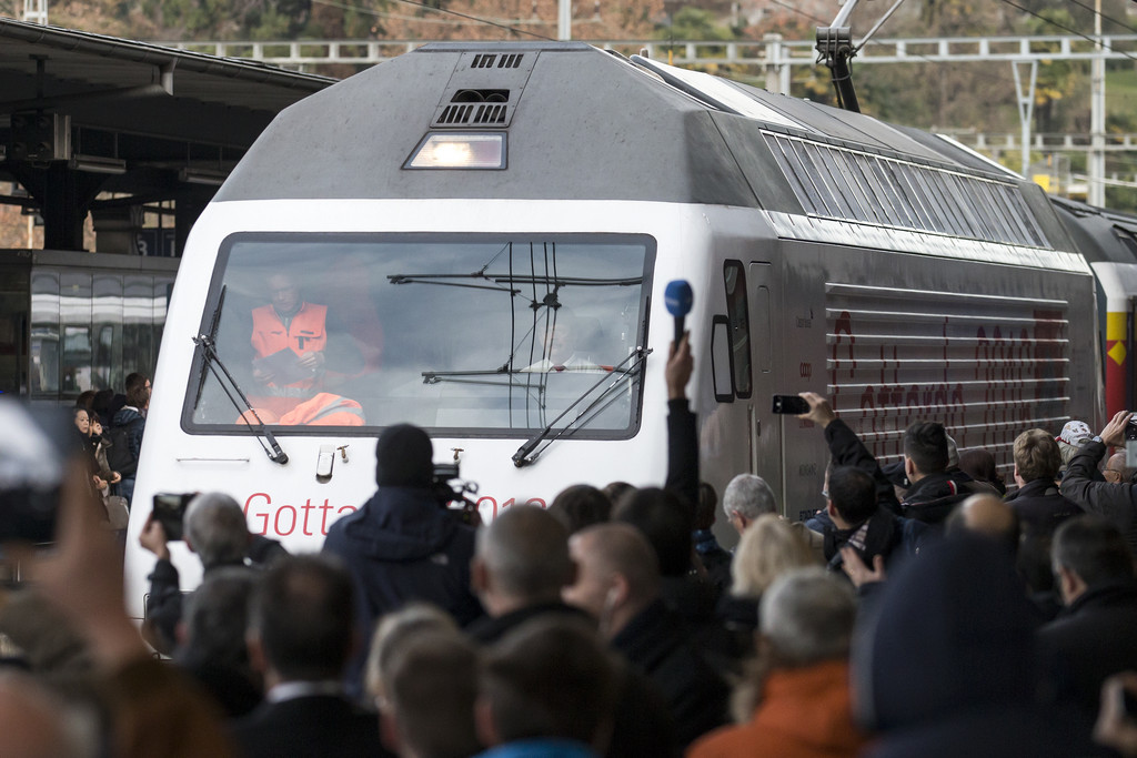 11. Dezember: Um 04.54 Uhr startet in Basel ein Festzug der SBB Cargo mit integrierten Personenwagen Richtung Lugano. Damit wird der längste Eisenbahntunnel der Welt fahrplanmässig in Betrieb genommen. 