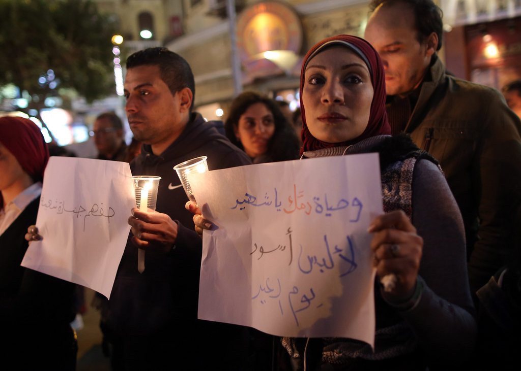 Am 14. Dezember in Kairos Altstadt: Ägyptische Muslime und Christen gehen mit Kerzen auf die Strasse, um der Opfer des Bombenanschlags vom 11. Dezember auf die koptische Kathedrale der Stadt zu gedenken. (Foto: Keystone/EPA, Khaled Elfiqi)