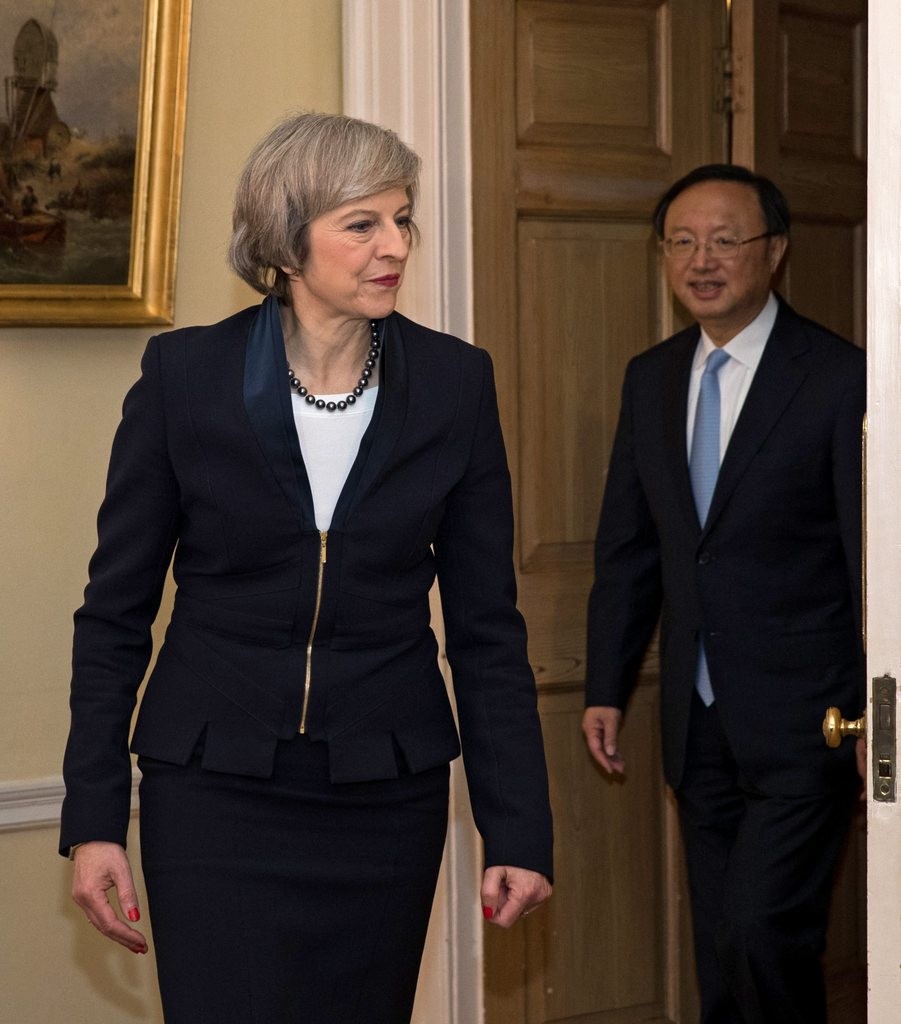 13. Juli: Die 1956 geborene Engländerin Theresa May tritt ihr Amt als britische Premierministerin an. Sie folgt auf David Cameron, der die Brexit-Abstimmung verloren hatte. Theresa May war seit 2010 Innenministerin. Das Bild zeigt sie am 20. Dezember an der Downing Street 10.