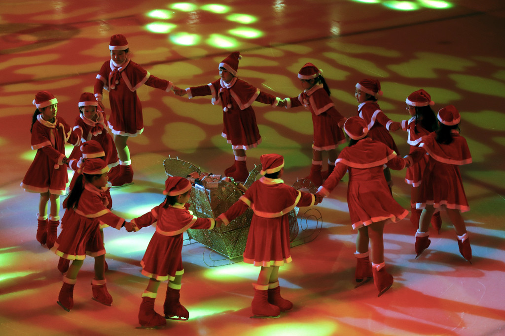 Beim Weihnachts-Event in einer Pekinger Shopping Mall führen Kinder mit Santa-Claus-Kostümen eine Eislauf-Nummer auf zu „The Song of Joy“. (Foto: Keystone/AP, Andy Wong)
