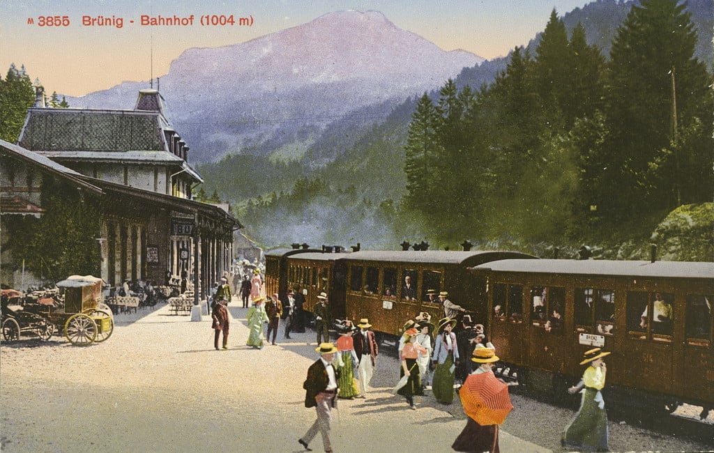 Am 14. Juni 1888 - also vor 125 Jahren - wurde die Brünig-Schmalspurbahn eingeweiht. Das Bild stammt wahrscheinlich aus dem Jahr 1900 und zeigt den Bahnhof von Brünig auf 1004 Metern Höhe. Es handelt sich um ein Photochrom-Bild, also um ein Schwarz-weiss-Foto, das anschliessend in einem komplizierten Prozess koloriert wurde. Die Brünig-Bahn führt von Interlaken über Brienz, Meiringen, den Brünigpass, Giswil, Alpnachstad nach Luzern. Zwischen Meiringen und Giswil ist sie mit einer Zahnstange ausgestattet. (…