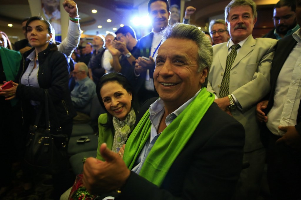 Lenín Moreno erhielt nach offiziellen Angaben 51,17 Prozent der Stimmen. In Südamerika ist es üblich, dass das unterlegene Lager von Wahlbetrug spricht. Im Bild Moreno mit seiner Frau Rocio Gonzales am Wahlabend in Quito. (Foto: Keystone/EFE/José Jacome)

