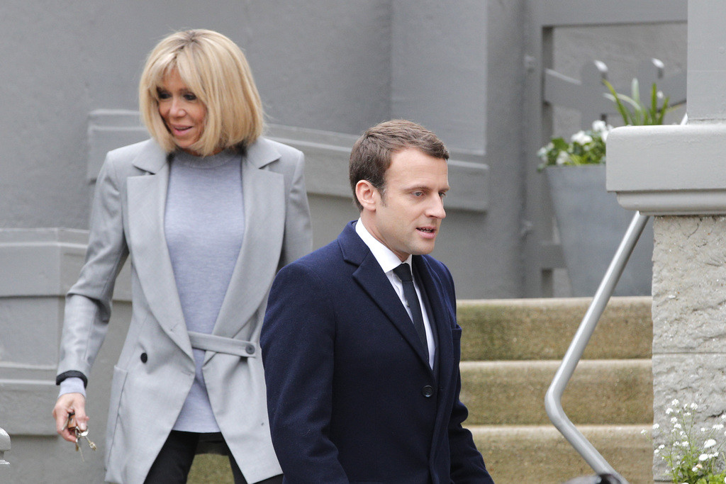 Macron mit seiner Frau Brigitte am Sonntagvormittag in Le Touquet auf dem Weg ins Wahllokal. (Foto: Keystone/AP/Christophe Ena)
