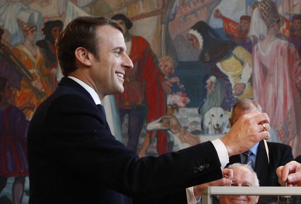 Der unabhängige Kandidat Emmanuel Macron gewinnt mit fast 66 Prozent der Stimmen überraschend deutlich die französischen Präsidentschaftswahlen. Seine Gegenkandidatin Marine Le Pen vom Front National enttäuscht ihre Anhänger mit einem unerwartet bescheidenen Ergebnis. (Foto: Keystone)