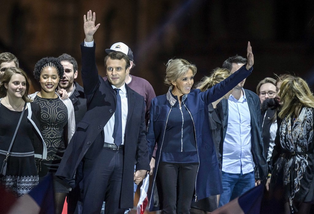 Emmanuel Macron und seine Frau Birgitte während der Siegesfeier vor dem Louvre. (Foto: Keystone/EPA/Christophe Petit Tesson)