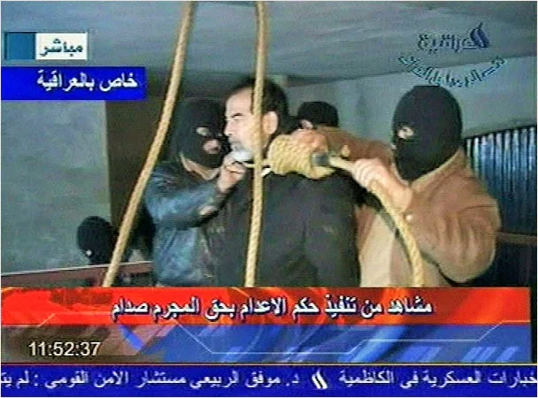 30. Dezember 2006: Saddam Hussein wird kurz nach 04.00 Uhr MEZ durch den Strang nördlich von Bagdad hingerichtet. Über den Verlauf der Exekution gibt es unterschiedliche Berichte. Laut offiziellen Angaben soll die Hinrichtung "ruhig" verlaufen sein. Auf einer inoffiziellen Amateuraufnahme rief eine unbekannte Person Saddam zu, er werde "direkt zur Hölle fahren". Saddam antworte: "Der Irak ist nichts ohne Saddam". 