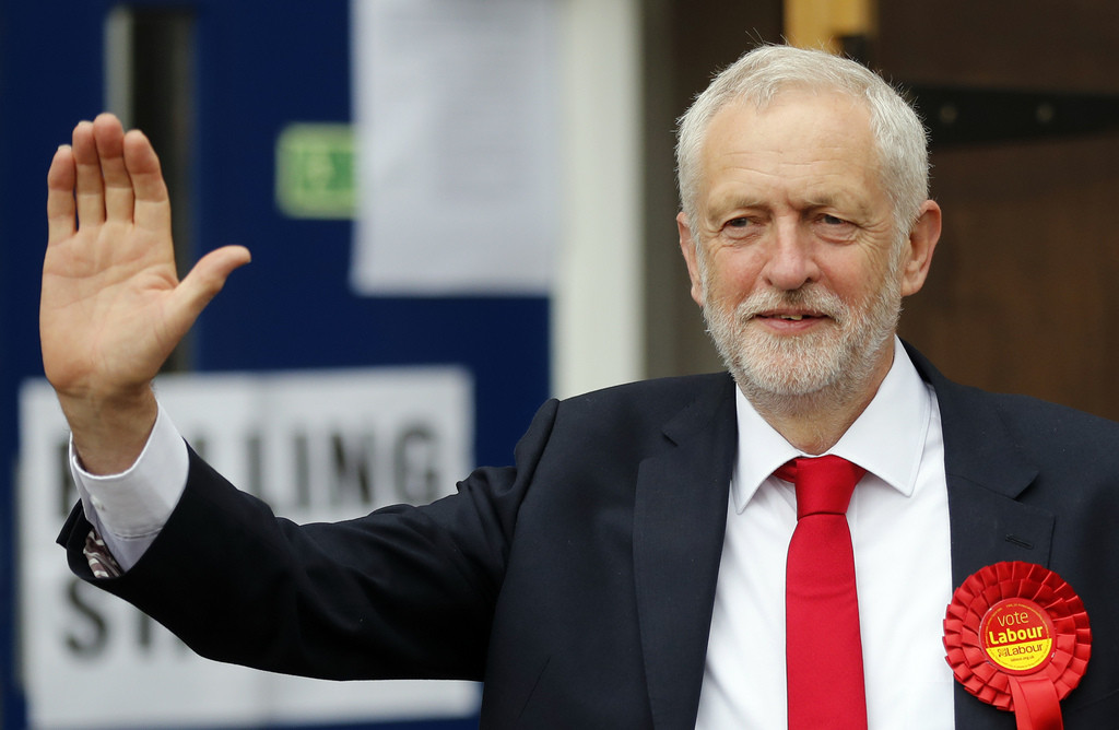 Labour-Führer Jeremy Corbyn am Donnerstagvormittag vor einem Wahllokal in London. Während Theresa Mays Wahlkampf an Schwung verloren hatte, gewann Corbyn mehr und mehr an Statur. (Foto: Keystone/AP/Frabnk Augstein)