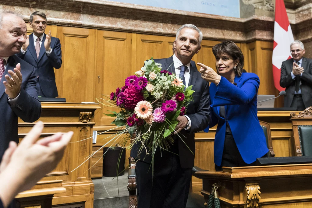 Bundespräsidentin Doris Leuthard verabschiedet den scheidenden Bundesrat. (Foto: Keystone/Peter Klaunzer)