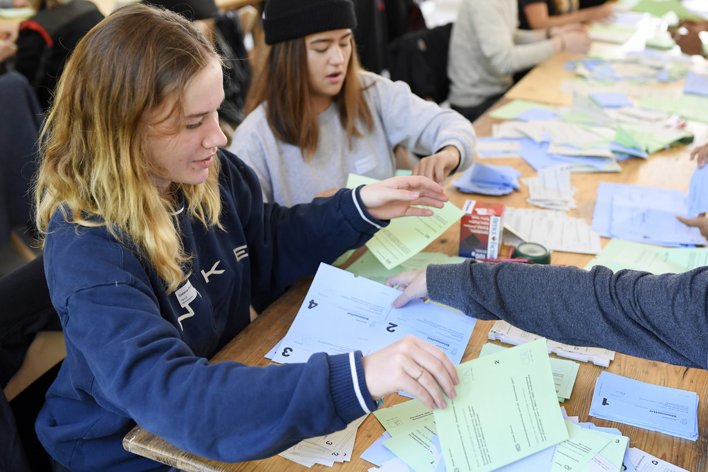 Stimmenzählerinnen in einem Auszählzentrum in Zürich (Foto: Keystone/Walter Bieri)