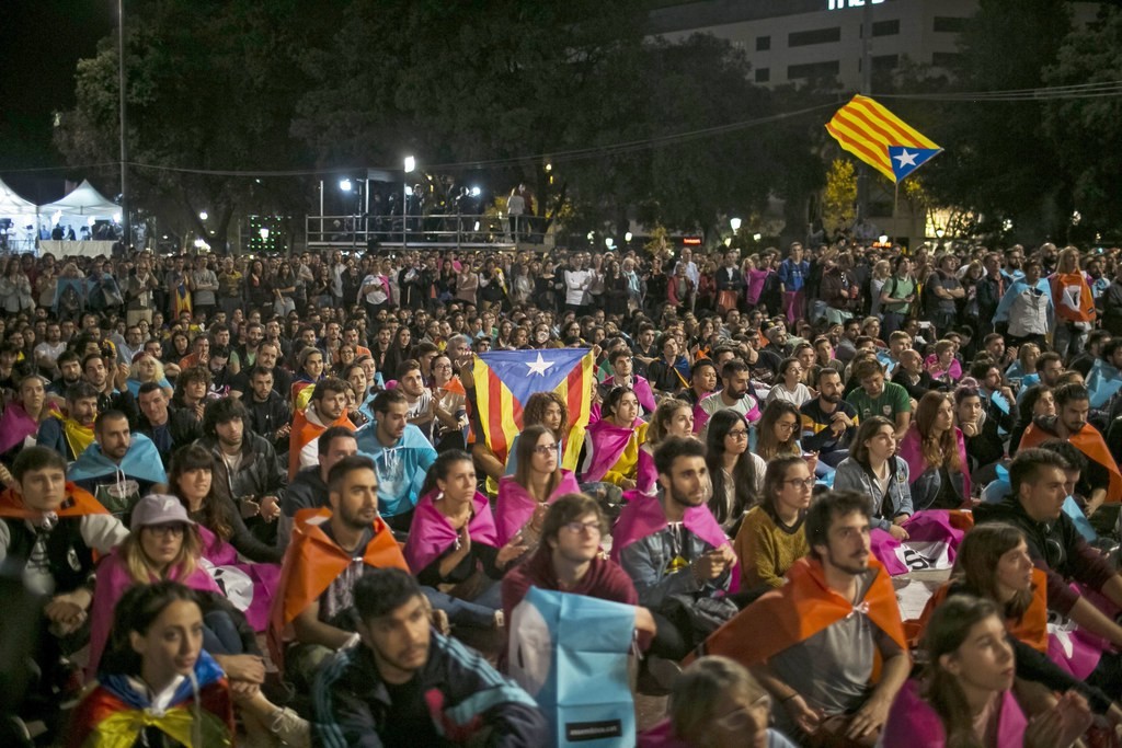 Siegesfeier der Separatisten in der Nacht zum Montag im Zentrum von Barcelona. (Foto: Keystone)