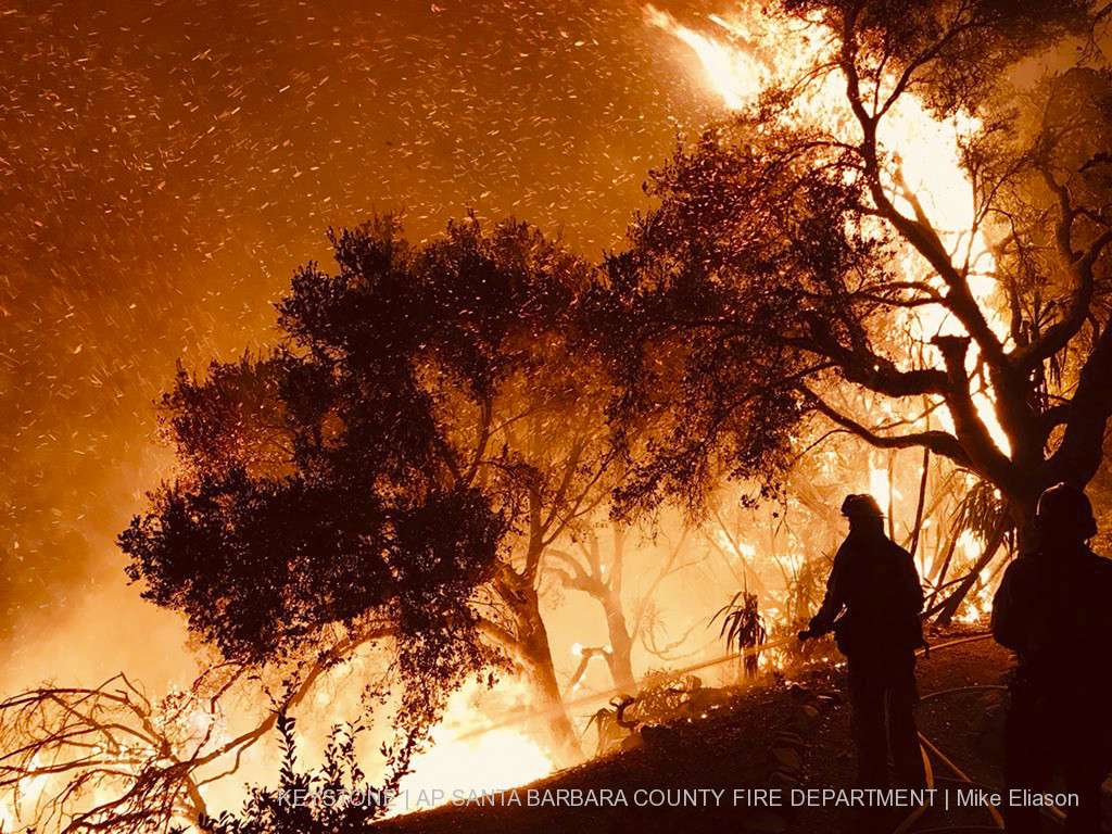 Rund um Santa Barbara und Ventura wütet der viertgrösste Flächenbrand in Kalifornien seit 85 Jahren. Das „Thomas Fire“ brach Anfang Dezember aus und trieb 100’000 Menschen in die Flucht. Verwüstet wurde eine Fläche von 1100 Quadratkilometern, grösser als jene der Städte New York und Boston zusammengenommen. 8300 Feuerwehrleute sind im Einsatz. Über tausend Häuser wurden ein Raub der Flammen.

