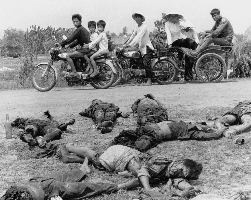 8. Mai 1972: Kinder fahren auf dem Nachhauseweg im Dorf An Ninh in der Provinz Nghia an 15 getöteten Vietcong-Kämpfern vorbei. (Foto: Keystone/AP/Horst Faas)