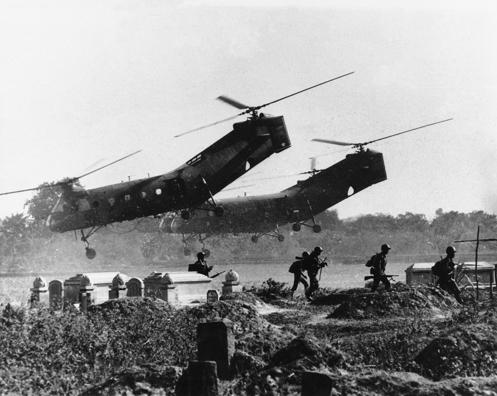 4. November 1964: Amerikanische Helikopter setzen auf einem Friedhof bei Mo Cay südvietnamesische Soldaten als Verstärkung ab. Bei schweren Kämpfen gegen eine starke Einheit des Vietcong hatten die Südvietnamesen bei Mo Cay erhebliche Verluste erlitten. (Foto: Keystone/AP/Horst Faas)