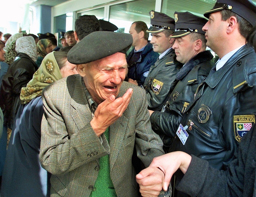 1995: Beginn des schwersten Kriegsverbrechens in Europa seit Ende des Zweiten Weltkrieges. Die von Ratko Mladić befehligten Truppen der Republik Srpska und serbischen Paramilitärs massakrieren 8'000 vorwiegend muslimische Männer und Junge zwischen 13 und 78 Jahren - trotz der Anwesenheit von Blauhelmsoldaten. Das Massaker dauert mehrere Tage. Die Leichen werden in Massengräbern verscharrt und später mehrmals umgebettet, um die Morde zu verschleiern. Im Bild einer der Überlebenden des Massakers. (Foto: Keys…