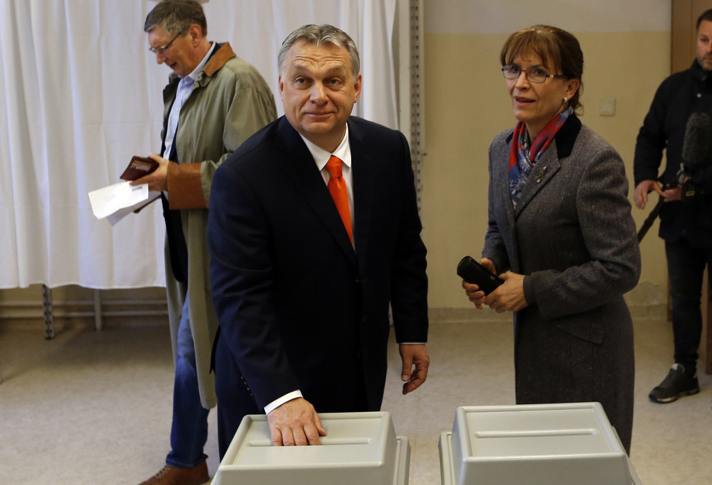 Viktor Orban und seine Frau am Sonntag bei der Stimmabgabe in Budapest (Foto: Keystone/EPA)