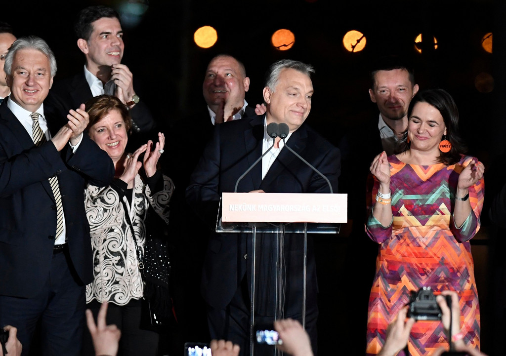 „Wir haben den Auftrag erhalten, Ungarn zu verteidigen.“ Der ungarische Ministerpräsident Viktor Orbán und seine Fidesz-Partei gewinnen überraschend deutlich die Parlamentswahlen. Im Bild: Orbán mit seiner Vizepremierministerin Zsolt Semjen. (Foto: Keystone/AP/MTI/Szilard Koszticsak)