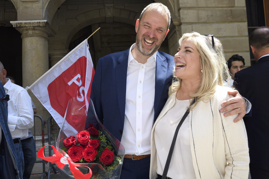 Die Neuen: Der Sozialdemokrat Thierry Apothéloz und die Freisinnige Nathalie Fontanet nach Bekanntgabe ihrer Wahl. (Foto: Keystone/Martial Trezzini)
