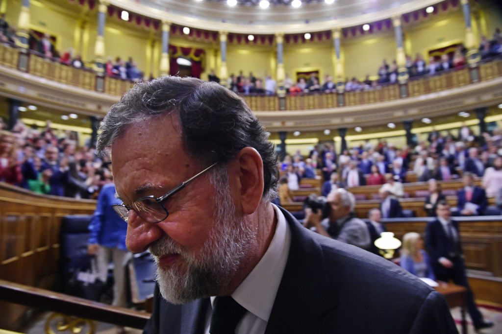 Das war's: Mariano Rajoy verlässt nach verlorener Abstimmung das Parlament. (Foto: Keystone/A/Pool/Phillipe Marcou)