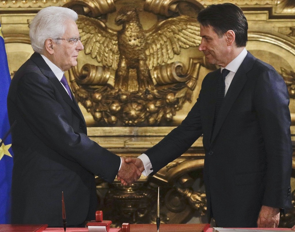 Freitag, 1. Juni, 16.00 Uhr: Staatspräsident Mattarella vereidigt die neue Regierung unter Ministerpräsident Conte (rechts). (Foto: Keystone/AP)
