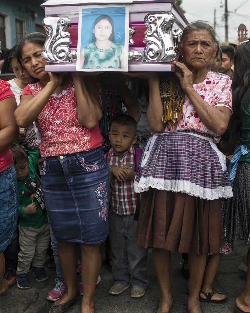 Frauen tragen den Sarg mit Etelvina Charal auf den Friedhof von San Juan Alotenango in Guatemala. Etelvina Charal ist ein Opfer des verheerenden Ausbruchs des Volcán de Fuego. Über 100 Menschen sterben. Viele werden vermisst. Lavaströme zerstören ganze Dörfer. Die Bergungsarbeiten müssen immer wieder eingestellt werden, da neue Ausbrüche drohen. (Foto: Keystone/AP/Rodrigo Abd)