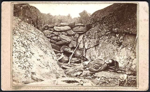 "Rocks could not save him at the Battle of Gettysburg" steht als Überschrift zu diesem Bild von Timothy H. O'Sullivan (Foto: National Library of Congress, Washington)