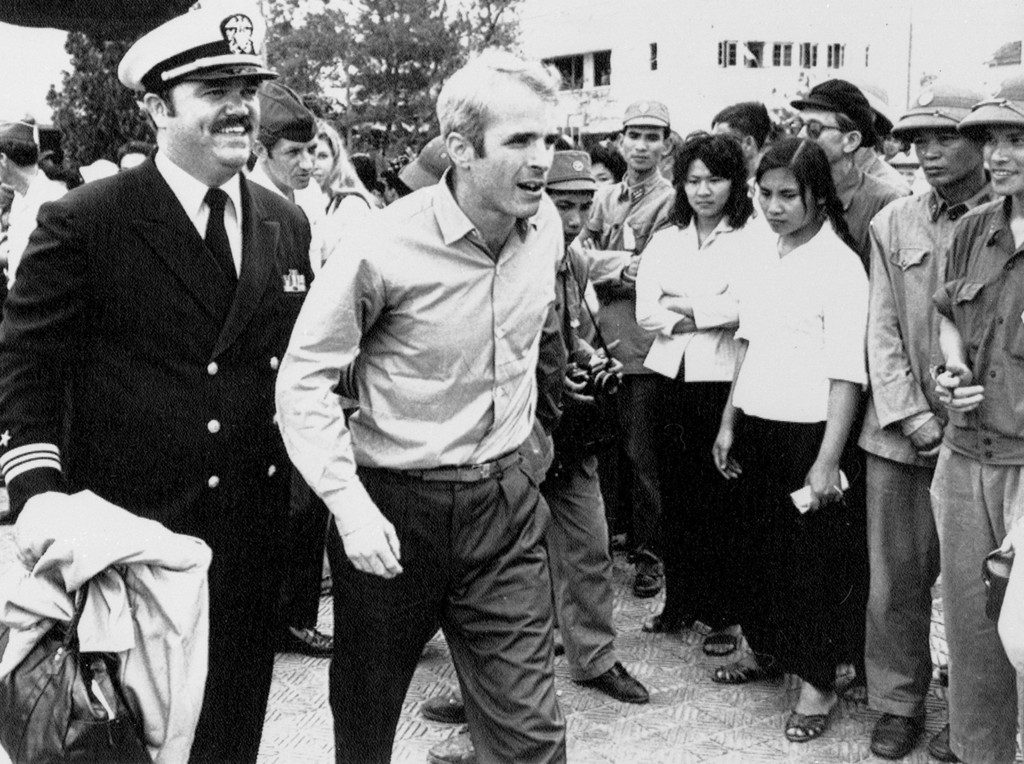 John McCain verbrachte fünfeinhalb Jahre in nordvietnamesischer Gefangenschaft. Das Bild zeigt ihn nach seiner Freilassung am 14. März 1973 in Hanoi. Begleitet wird er von Jay Coupe, einem Navy-Kommandanten. (Foto: Keystone/AP/Horst Faas)