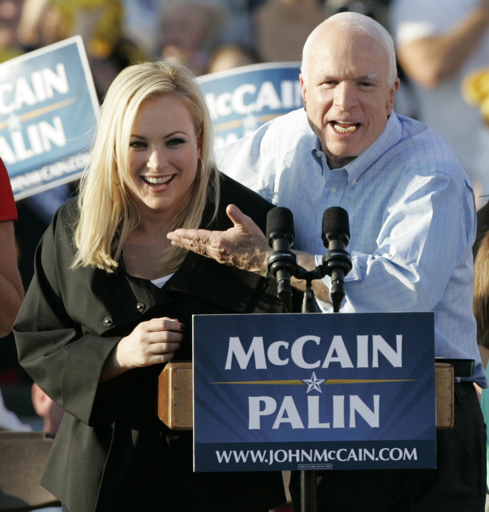 John McCain stellt während der Präsidentschaftskampagne 2008 seine Tochter Meghan vor. (Foto: Keystone/AP/Keith Srakocic)