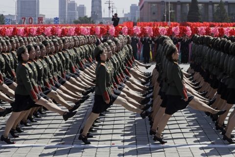 Nordkoreanische Soldatinnen marschieren in der Hauptstadt Pjöngjang bei der Parade zum 70. Jahrestag der Staatsgründung. Das Land begeht seinen Nationalfeiertag am heutigen 9. September mit einer grossen Militärparade, riesigen Aufmärschen und den typischen Massenspielen. (Keystone/AP, Kim Cheung)
