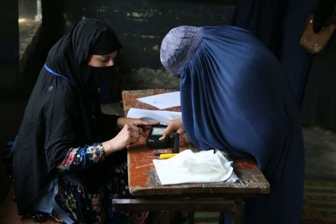 Eine afghanische Frau gibt in einem Wahllokal von Jalalabad ihre Stimme ab. Das Land wählt heute sein Parlament. Die Taliban haben im Vorfeld gedroht, die Wahl zu boykottieren und mit Strassenblockaden zu sabotieren. Mehr als 2'500 Kandidierende bewerben sich um die 249 Sitze im Parlament Afghanistans. (Keystone/EPA, Ghulamullah Habibi)

