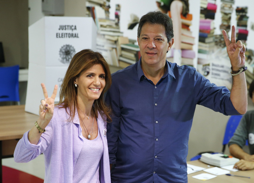 Der unterlegene Fernando Haddad mit seiner Frau Ana Estela Haddad bei der Stimmabgabe in Sao Paolo (Foto: Keystone/AP/André Penner)