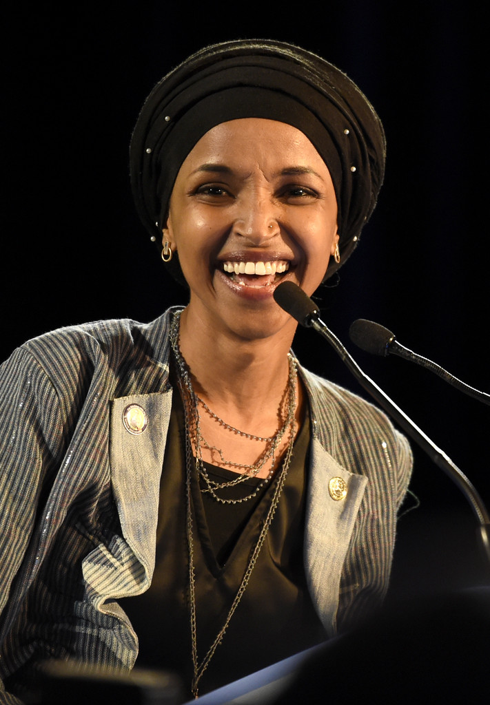 Ilhan Omar, hier bei ihrer Siegesrede in St. Paul (Minnesota), gewann ihren Sitz im 5. Distrikt in Minnesota (Foto: Keystone/AP/Hannah Foslien)