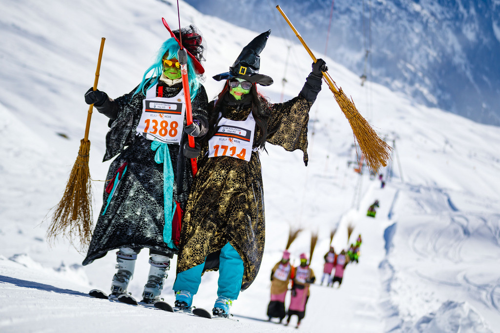 Hexen auf dem Skilift (Foto: Keystone/Valentin Flauraud)