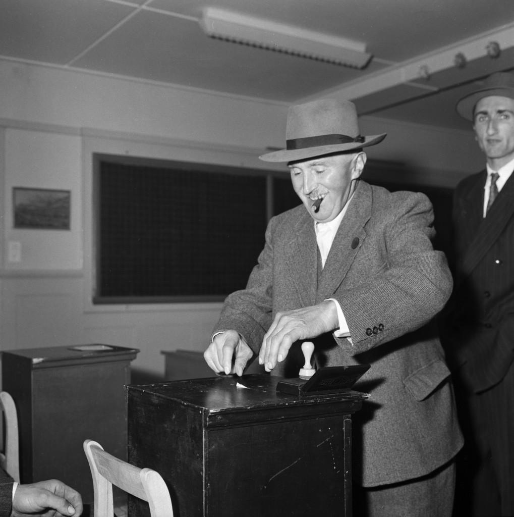 Oktober 1959: National- und Ständeratswahlen im Emmental. Der Gasthof Rössli in Arni dient auch als Wahllokal für die 334 stimmberechtigen Männer (Foto: Keystone/Photopress-Archiv/Joe Widmer) 