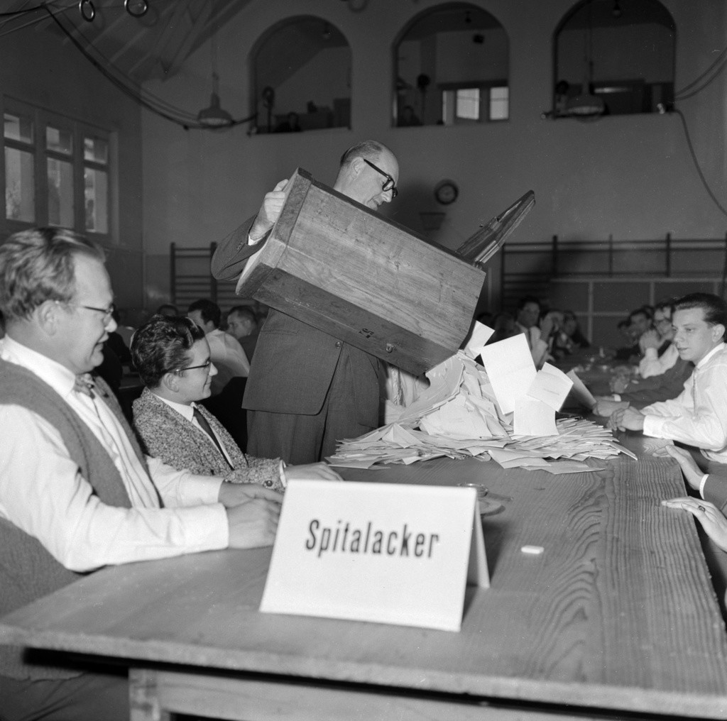 25. Oktober 1959: Im Spitalacker-Schulhaus in Bern werden nach Schliessung des Wahllokals die Stimmen ausgezählt. (Foto: Keystone/Photopress-ARchiv/Joe Widmer)