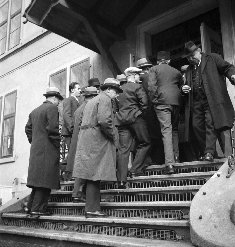 1940: Männer beim Gang zu den Urnen (Foto: Keystone/Photopress-Archiv/Str)