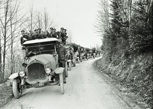 1. August 1914: Die Schweiz mobilisiert 220'000 Wehrmänner. Das Bild zeigt Infanteristen auf Saurer-Lastwagen. (Foto: Keystone/Photopress-Archiv)