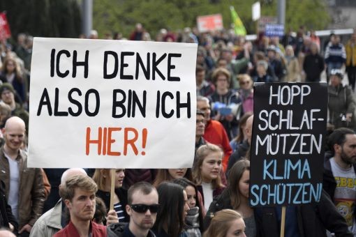 Etwa 50’000 Menschen demonstrierten am Samstag in mehreren Schweizer Städten für den Klimaschutz.
Allein in Zürich gingen nach Angaben der Organisatoren 15’000 Menschen auf die Strasse. Die Manifestation verlief weitgehend friedlich. Die Demonstranten versammelten sich auf dem Helvetiaplatz und zogen dann Richtung Bahnhofstrasse und zurück zum Helvetiaplatz.