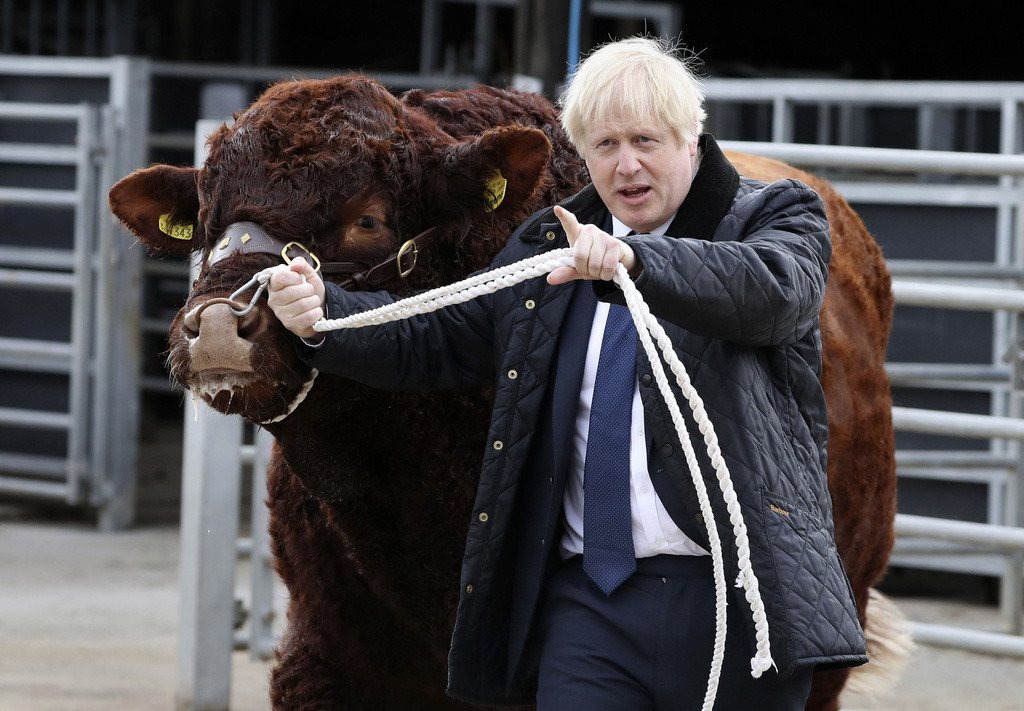 Boris Johnson am Freitag auf der Darnford Farm in Banchory bei Aberdeen. (Foto: Keystone/AP/Andrew Milligan)