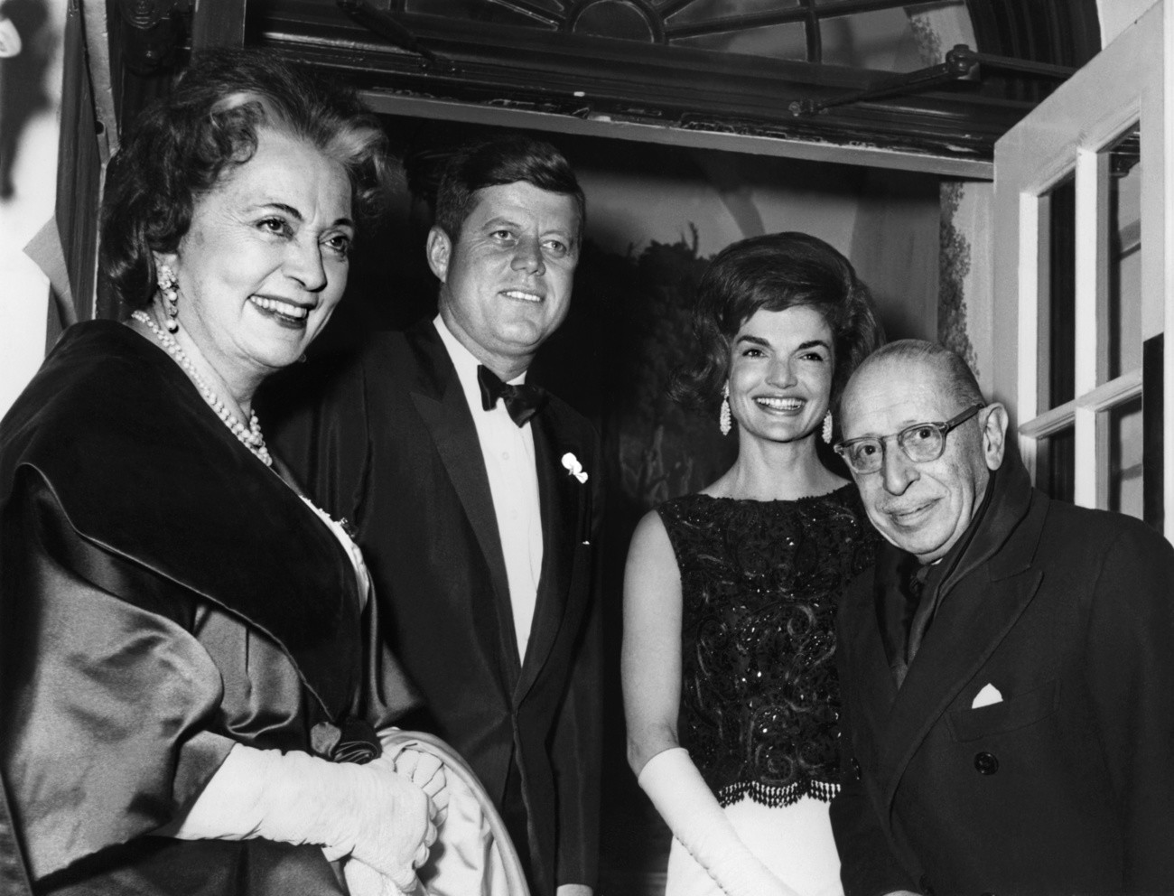 Igor Strawinsky (rechts) mit Präsident John F. Kennedy und Jacqueline Kennedy am 23. Januar 1962 in Washington. Die Dame links im Bild ist nicht identifiziert. (Foto: Keystone/Str)