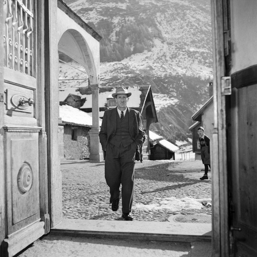 Am 19. Oktober 1951 betritt er das Wahllokal in der Gemeinde Hospental, um sein Wahlcouvert einzulegen. (Foto: Keystone/Photopress-Archiv/Haefliger)