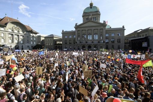Es ist eine der grössten Demonstrationen in der Schweiz der letzten Jahre. Eine riesige Menschenmenge demonstriert in Bern für griffige Klimaschutz-Massnahmen. Die Organisatoren sprachen zunächst von 25’000, dann von 60’000 und schliesslich von 100’000 Teilnehmern. Die Polizei will sich dazu nicht äussern. Der Andrang ist derart gross, dass es längst nicht allen gelingt, an der Schlusskundgebung auf dem Berner Bundesplatz teilzunehmen. Auf Transparenten heisst es: „Greta in den Nationalrat“ und „Wir sind d…