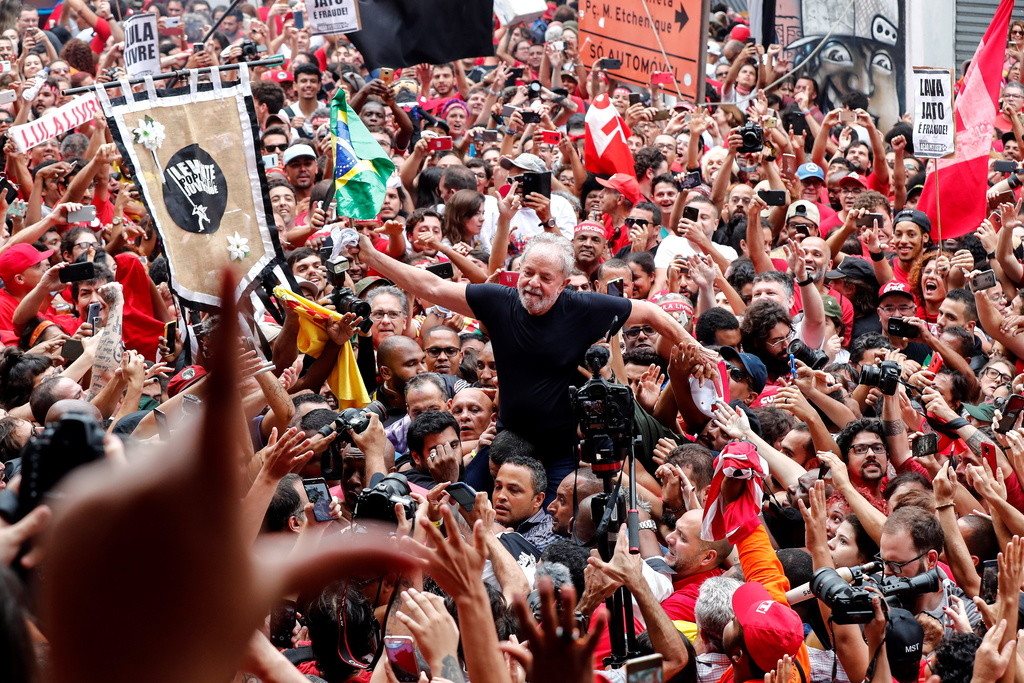 epa07984650 Supporters of Brazilian former bresident Luiz Inacio Lula da Silva (C) carry him on their shoulders in Sao Bernardo do Campo, Brazil, 09 November 2019. Lula, who was convicted and sentenced to 12 years on charges of corruption and money laundering was released 09 November on a ruling by the Supreme Court of 07 November. EPA/SEBASTIAO MOREIRA 