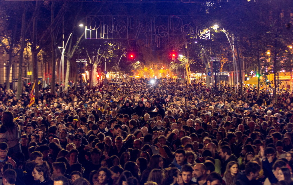 Spanien wählt – mit wenig Aussicht auf eine Lösung der politischen Krise. Die Katalonienfrage überschattet den Urnengang. Tausende Katalanen demonstrierten am Samstagabend in Barcelona für mehr Autonomie oder Unabhängigkeit. (Foto: Keystone/EPA/Enric Fontcuberta)