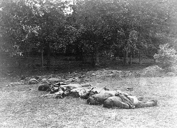 Tote Soldaten der konföderierten südlichen Truppen auf dem Schlachtfeld von Gettysburg. Fotografiert am 5. Juli, zwei Tage nach Ende der Schlacht. (Foto: National Library of Congress, Washington)