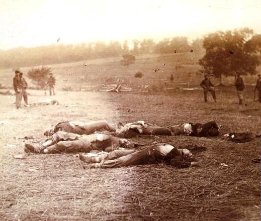 Die ersten Toten, fotografiert am 1. Juli 1863, am ersten Tag der Schlacht. Bei den Opfern handelt es sich um Soldaten der nördlichen Unionstruppen. (Foto: National Library of Congress, Washington)