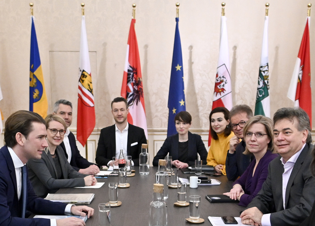 Die Verhandlungsdelegationen ((Foto: Keystone/APA/Heribert Neubauer)