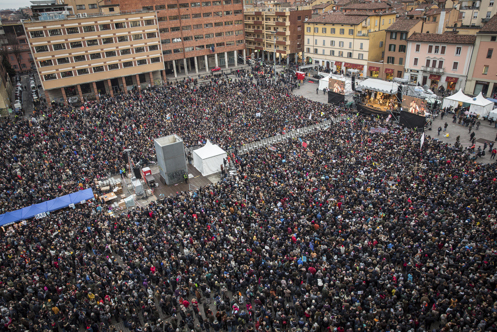 Die „Sardinen“ – im Bild die Demonstration vom Sonntag in Bologna – nagen kaum an Salvinis Popularität. (Foto: Keystone/La Presse via AP/Max Cavallari) 