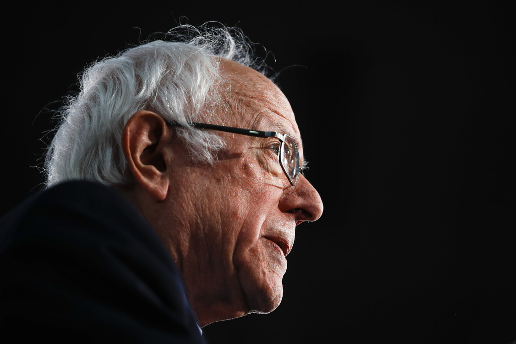 Bernie Sanders gewinnt die Vorwahlen in Iowa. Im Bild Sanders in der Nacht zum Dienstag in Des Moines. (Foto: Keystone/AP/Matt Rourke)