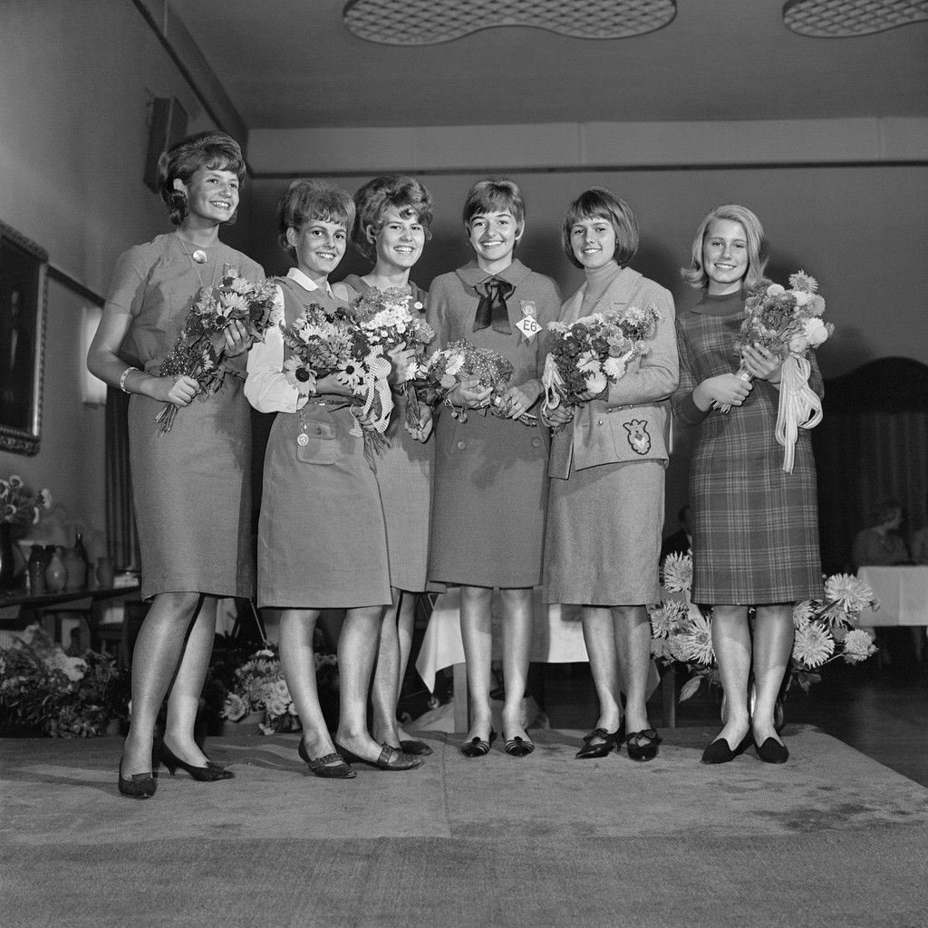 Die sechs Gewinnerinnen der Vorausscheidung zum Elmer Girl 1965. Christine Zingg, die Zweite von lins, wird im darauffolgenden Jahr zum Elmer Girl gewaehlt. (Foto: Keystone/Photopress-Archiv/Krebs)