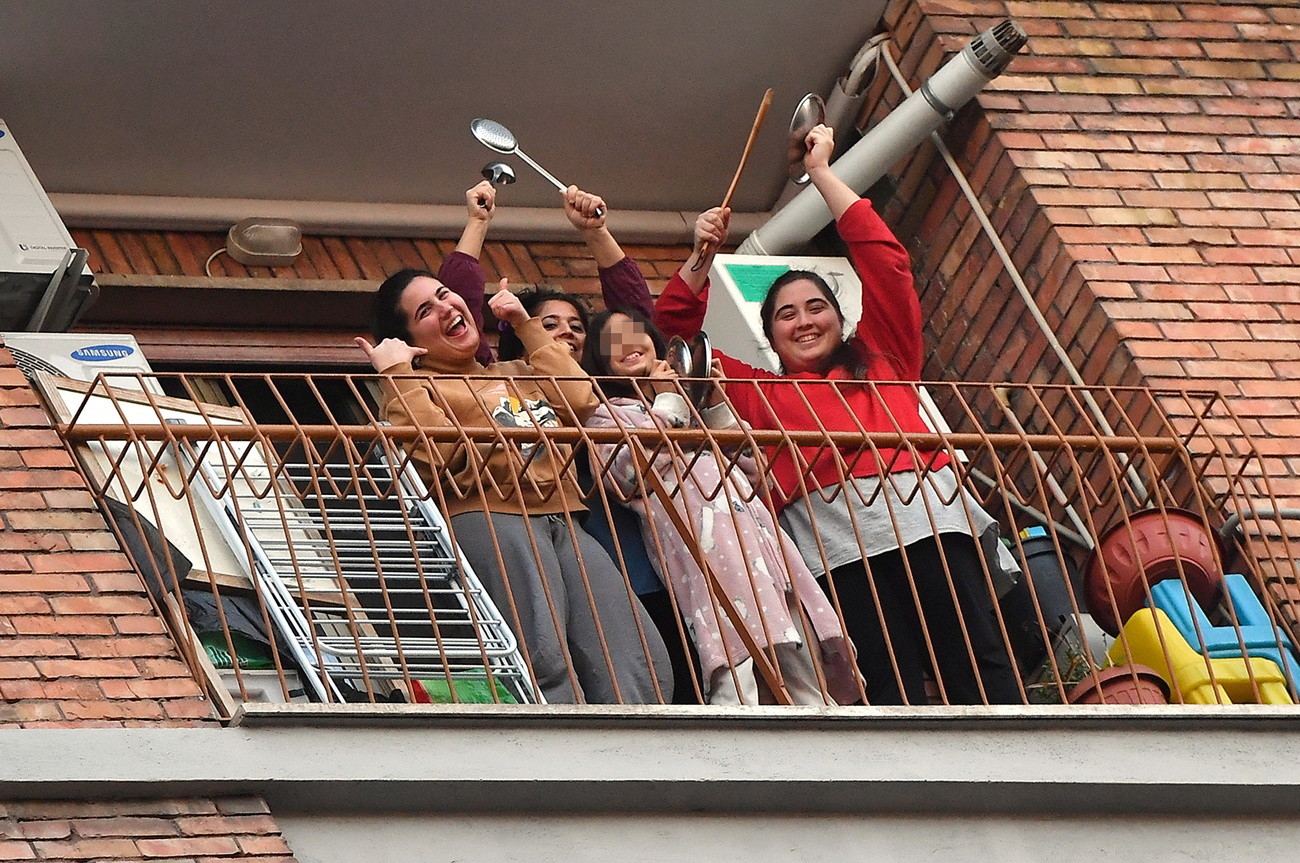 epa08298791 People sing from their home windows during a flash mob launched across Italy to bring people together and try to cope with the coronavirus emergency, in the Viale Marconi district, in Rome, Italy, 16 March 2020. Italy is under lockdown in an attempt to prevent the spread of the pandemic CODI-19 Coronavirus. EPA/ETTORE FERRARI 